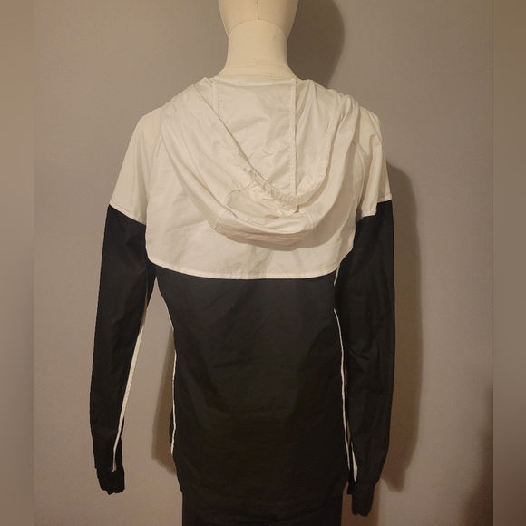 Nike Women’s Windrunner Black White Windbreaker Jacket Size S - Picture 6 of 7